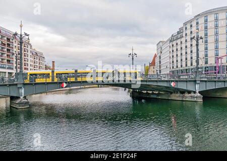 Berlin, Allemagne - 16 novembre 2020 : pont Weidendammer où la Friedrichstrasse traverse la Spree dans le quartier central de Mitte avec son orn Banque D'Images