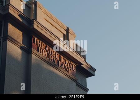 Londres, Royaume-Uni - 19 novembre 2020 : panneau de nom sur le théâtre Royal Drury Lane, un théâtre West End et un bâtiment classé Grade I à Covent Garden, Londres. Banque D'Images