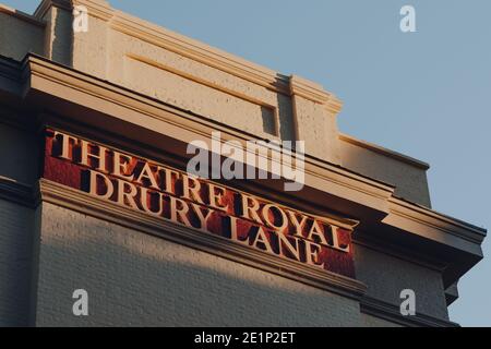 Londres, Royaume-Uni - 19 novembre 2020 : panneau de nom sur le théâtre Royal Drury Lane, un théâtre West End et un bâtiment classé Grade I à Covent Garden, Londres. Banque D'Images