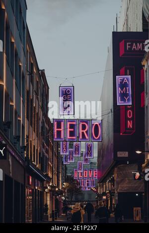 Londres, Royaume-Uni - 19 novembre 2020 : choisissez l'amour dans les lumières de Noël à Carnaby Street, rue commerçante piétonne de Soho avec plus de 10 Banque D'Images