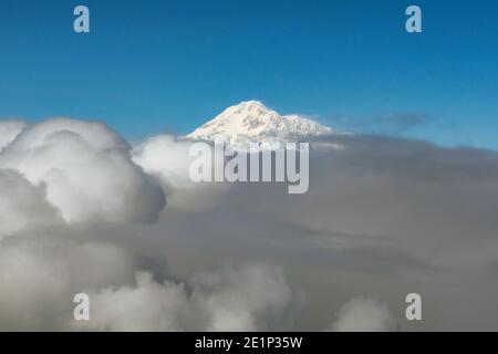 Sommet de Denali recouvert de neige entouré de nuages Banque D'Images