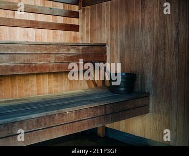 Sauna scandinave traditionnel en bois avec seau d'eau Banque D'Images