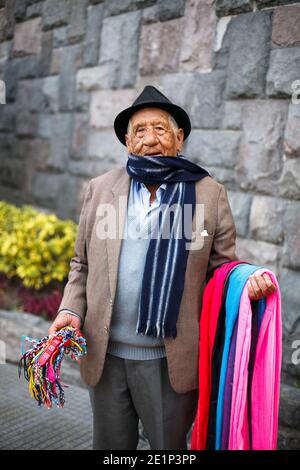 Portraits de vendeurs d'artisanat locaux à Quito, Equateur. Banque D'Images