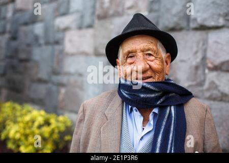 Portraits de vendeurs d'artisanat locaux à Quito, Equateur. Banque D'Images