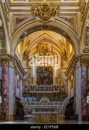 L'autel principal de la cathédrale de Matera (Duomo de Santa Maria della Bruna) construit au XIIIe siècle. Matera, Basilicate, Italie, août 2020 Banque D'Images