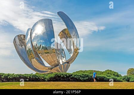 Floralis Genérica est une sculpture en métal de fleur à Plaza de las Naciones Unidas, Avenida Figueroa Alcorta, Buenos Aires, Argentine Banque D'Images