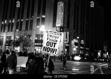 San Francisco, Californie, États-Unis. 7 janvier 2021. Les manifestants se marchent vers le bureau de Twitter pour s'exprimer contre le plateau du président Trump de la société de médias sociaux. Credit: Jungho Kim/ZUMA Wire/Alay Live News Banque D'Images