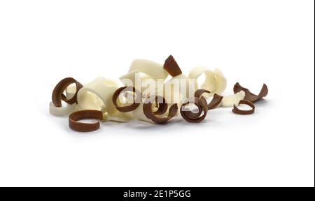 Groupe de copeaux de chocolat. Boucles de chocolat blanc et noir isolées sur fond blanc. Rouleau de chocolat. Banque D'Images