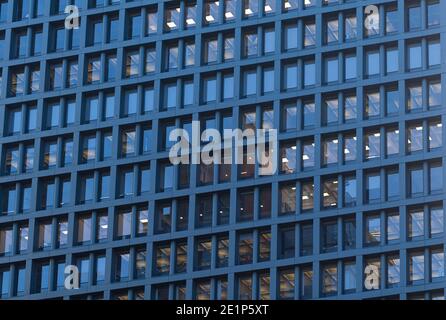 Façade d'un immeuble de bureaux moderne mur de verre vue de face au centre-ville de Vancouver, C.-B., foyer sélectif, vue sur la rue, photo de voyage Banque D'Images