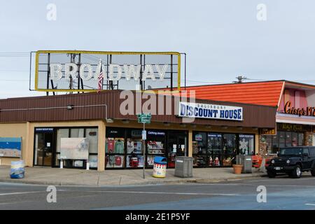 Salisbury Beach, Massachusetts - UN grand panneau de Broadway se trouve au-dessus d'un magasin de vêtements touristiques sur la promenade de la plage. Banque D'Images