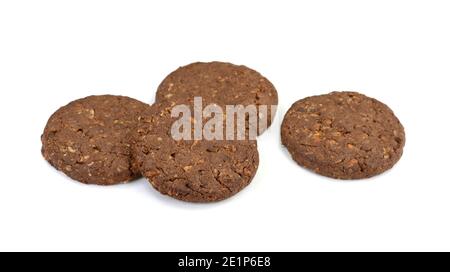 Biscuit rond de blé entier au chocolat, biscuit aux raisins secs isolé sur fond blanc. Biscuits au chocolat avec farine de blé entier (complète) isolée Banque D'Images