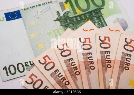 Ukraine. 08 janvier 2021. Dans cette photo illustration100 billets en euros vus affichés. Crédit : SOPA Images Limited/Alamy Live News Banque D'Images