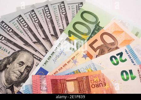 Ukraine. 08 janvier 2021. Dans cette photo illustration100 billets en euros vus affichés. Crédit : SOPA Images Limited/Alamy Live News Banque D'Images