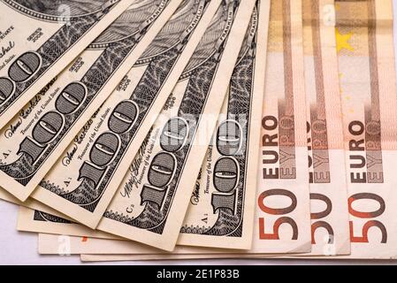 Ukraine. 08 janvier 2021. Dans cette photo illustration100 billets en euros vus affichés. Crédit : SOPA Images Limited/Alamy Live News Banque D'Images