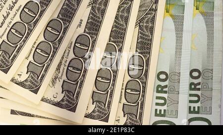 Ukraine. 08 janvier 2021. Dans cette photo illustration100 billets en euros vus affichés. Crédit : SOPA Images Limited/Alamy Live News Banque D'Images