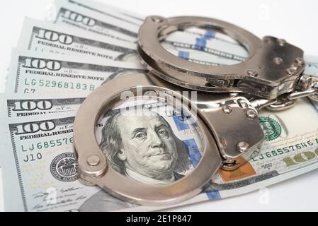 Ukraine. 08 janvier 2021. Dans cette photo, les menottes et les billets de cent US dollar vus affichés. Crédit : SOPA Images Limited/Alamy Live News Banque D'Images