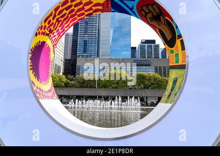 Les bâtiments et la fontaine sont vus à travers la lettre 'O' dans le nouveau panneau 'Toronto' à Nathan Phillips Square Banque D'Images