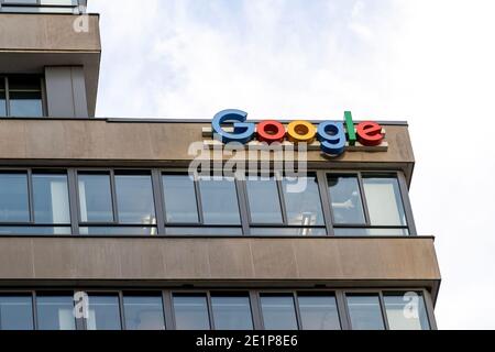 L'enseigne Google sur l'immeuble du siège social de Google Canada à Toronto est visible au centre-ville de Toronto. Banque D'Images