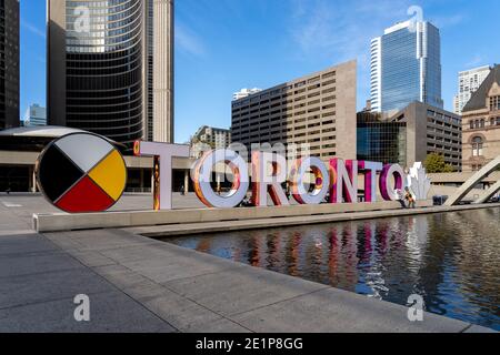 Panneau Toronto sur Nathan Phillips Square à Toronto Banque D'Images