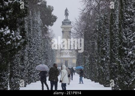 Madrid, Espagne - 08 janvier 2021 : monument à Alfonso XII dans le parc Retiro, Madrid, au milieu d'une journée enneigée, en raison d'une vague de froid polaire. Banque D'Images