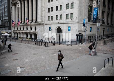 New York, États-Unis. 8 janvier 2021. Des piétons marchent devant la Bourse de New York (NYSE), à New York, États-Unis, le 8 janvier 2021. Les employeurs américains ont réduit de 140,000 000 emplois en décembre, la première baisse mensuelle depuis avril 2020, alors que les récentes pointes de COVID-19 ont perturbé la reprise du marché du travail, a indiqué vendredi le ministère du travail. Le taux de chômage, qui a tendance à baisser au cours des sept derniers mois, est resté inchangé à 6.7 pour cent, selon le rapport mensuel sur l'emploi. Credit: Michael Nagle/Xinhua/Alay Live News Banque D'Images