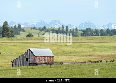 Ranch dans le nord-est de l'Oregon avec les sept Devils Mountains de l'Idaho en arrière-plan. Banque D'Images