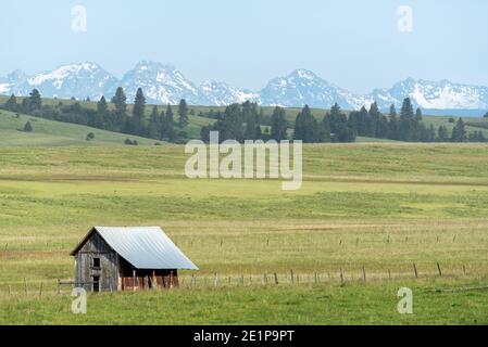 Ranch dans le nord-est de l'Oregon avec les sept Devils Mountains de l'Idaho en arrière-plan. Banque D'Images