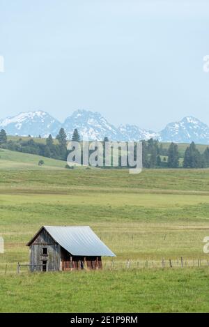 Ranch dans le nord-est de l'Oregon avec les sept Devils Mountains de l'Idaho en arrière-plan. Banque D'Images