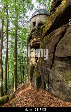 Ancien pavillon abandonné dans la forêt allemande au sommet d'une falaise sur le rocher Banque D'Images