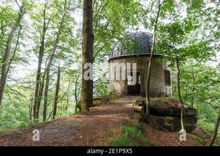 Ancien pavillon abandonné dans la forêt allemande au sommet d'une falaise sur le rocher Banque D'Images