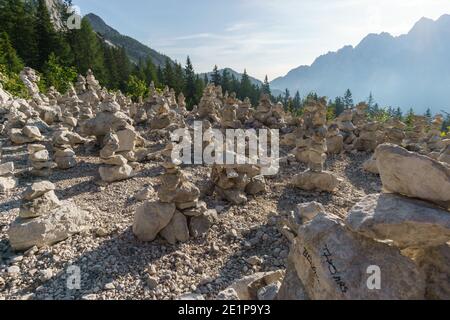 armée de pierre de cairns dans les alpes juliennes de slovénie Au soleil du matin (col de Vrsic) Banque D'Images