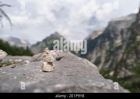 Cairn en tant que marqueur de chemin sur le rocher dans les alpes triglav nationalpark Banque D'Images