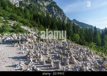 armée de pierre de cairns dans les alpes juliennes de slovénie Au soleil du matin (col de Vrsic) Banque D'Images