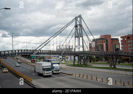 De petits groupes de taxis et de véhicules de transport le long des transports publics sont vus dans l'Autopista Norte alors que Bogota entre dans une quarantaine stricte de 4 jours. En B Banque D'Images