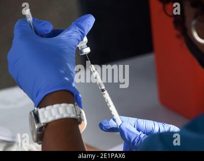 Clermont, États-Unis. 08 janvier 2021. Un travailleur de la santé remplit une seringue avec une dose du vaccin Pfizer COVID-19 lors d'une vaccination au drive-in parrainée par le département de santé du comté de Lake pour les personnes de 65 ans et plus au Centre des arts et loisirs de Clermont. Les résidents ont attendu jusqu'à trois heures lors du premier événement de distribution de vaccins arrivé et servi, tandis que les nouveaux cas quotidiens de coronavirus en Floride sont actuellement à des niveaux records. Crédit : SOPA Images Limited/Alamy Live News Banque D'Images