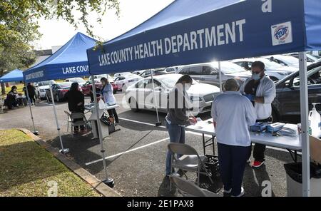 Clermont, États-Unis. 08 janvier 2021. Les travailleurs de la santé sous tentes administrent le vaccin Pfizer COVID-19 aux personnes en voiture lors d'une activité de vaccination au drive-in parrainée par le département de santé du comté de Lake pour les personnes de 65 ans et plus au Centre des arts et loisirs de Clermont. Les résidents ont attendu jusqu'à trois heures lors du premier événement de distribution de vaccins arrivé et servi, tandis que les nouveaux cas quotidiens de coronavirus en Floride sont actuellement à des niveaux records. Crédit : SOPA Images Limited/Alamy Live News Banque D'Images