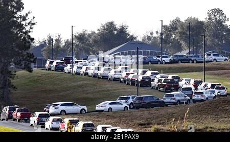 Clermont, États-Unis. 08 janvier 2021. Des centaines de voitures se font la queue lorsque les gens attendent de recevoir une dose du vaccin Pfizer COVID-19 lors d'un événement de vaccination au volant parrainé par le département de santé du comté de Lake pour les personnes de 65 ans et plus au centre des arts et loisirs de Clermont. Les résidents ont attendu jusqu'à trois heures lors du premier événement de distribution de vaccins arrivé et servi, tandis que les nouveaux cas quotidiens de coronavirus en Floride sont actuellement à des niveaux records. Crédit : SOPA Images Limited/Alamy Live News Banque D'Images