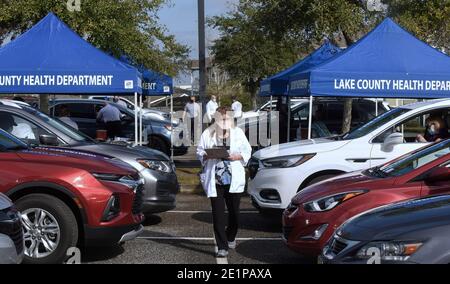 Clermont, États-Unis. 08 janvier 2021. Les gens garent leur voiture près de tentes où les travailleurs de la santé administrent le vaccin Pfizer COVID-19 lors d'un événement de vaccination au volant parrainé par le département de santé du comté de Lake pour les personnes de 65 ans et plus au Centre des arts et loisirs de Clermont. Les résidents ont attendu jusqu'à trois heures lors du premier événement de distribution de vaccins arrivé et servi, tandis que les nouveaux cas quotidiens de coronavirus en Floride sont actuellement à des niveaux records. Crédit : SOPA Images Limited/Alamy Live News Banque D'Images