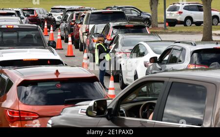 Clermont, États-Unis. 08 janvier 2021. Les voitures se font la queue lorsque les gens attendent de recevoir une dose du vaccin Pfizer COVID-19 lors d'un événement de vaccination au volant parrainé par le département de santé du comté de Lake pour les personnes de 65 ans et plus au centre des arts et loisirs de Clermont. Les résidents ont attendu jusqu'à trois heures lors du premier événement de distribution de vaccins arrivé et servi, tandis que les nouveaux cas quotidiens de coronavirus en Floride sont actuellement à des niveaux records. Crédit : SOPA Images Limited/Alamy Live News Banque D'Images