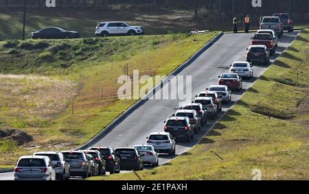 Clermont, États-Unis. 08 janvier 2021. Les voitures se font la queue lorsque les gens attendent de recevoir une dose du vaccin Pfizer COVID-19 lors d'un événement de vaccination au drive parrainé par le département de santé du comté de Lake pour les personnes de 65 ans et plus au centre des arts et loisirs de Clermont. Les résidents ont attendu jusqu'à trois heures lors du premier événement de distribution de vaccins arrivé et servi, tandis que les nouveaux cas quotidiens de coronavirus en Floride sont actuellement à des niveaux records. Crédit : SOPA Images Limited/Alamy Live News Banque D'Images