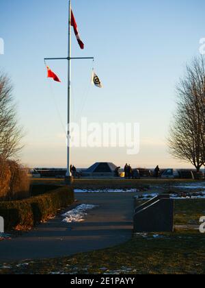 Ajax Ontario hommage au HMS Ajax River plate Battle. Drapeaux sur un poteau contre un ciel bleu clair au coucher du soleil Banque D'Images