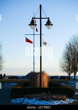 Ajax Ontario hommage au HMS Ajax River plate Battle. Vue de lampadaire avec drapeaux dans la photo de paysage d'hiver Banque D'Images