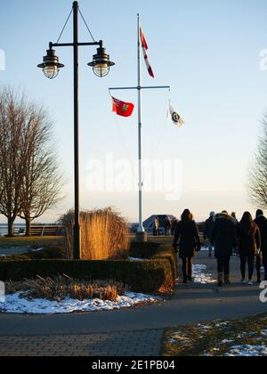 Ajax Ontario hommage au HMS Ajax River plate Battle. Les gens marchant dans le parc pendant la vue de coucher de soleil d'hiver enneigé Banque D'Images