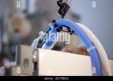 Ludwigsburg, Allemagne. 08 janvier 2021. Un tube provenant d'un ventilateur conduit à un patient Covid 19 dans une unité de soins intensifs du RKH Klinikum Ludwigsburg. Dans le Bade-Wurtemberg, l'occupation des unités de soins intensifs est gérée à l'aide d'un concept de cluster. Les patients en soins intensifs peuvent être transférés entre les hôpitaux des six zones de service afin d'obtenir une meilleure répartition entre les hôpitaux. Credit: Sebastian Gollnow/dpa/Alay Live News Banque D'Images