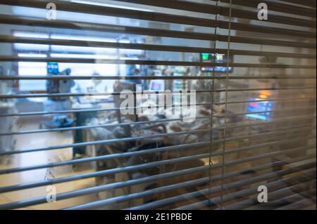 Ludwigsburg, Allemagne. 08 janvier 2021. Personnel médical travaillant dans une unité de soins intensifs du RKH Klinikum Ludwigsburg dans une chambre de Covid 19 patients. Dans le Bade-Wurtemberg, l'occupation des unités de soins intensifs est gérée à l'aide d'un concept de cluster. Les patients en soins intensifs peuvent être transférés entre les hôpitaux des six zones de service afin d'obtenir une meilleure répartition entre les hôpitaux. Credit: Sebastian Gollnow/dpa/Alay Live News Banque D'Images