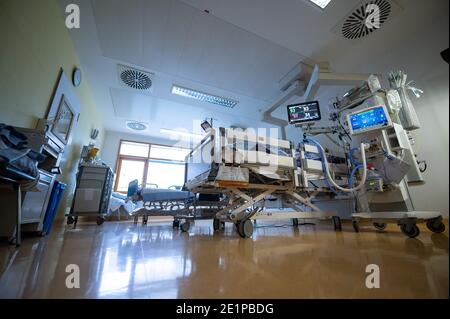 Ludwigsburg, Allemagne. 08 janvier 2021. Un lit de soins intensifs contenant un patient Covid 19 est situé dans une unité de soins intensifs du RKH Klinikum Ludwigsburg. Dans le Bade-Wurtemberg, l'occupation des unités de soins intensifs est contrôlée à l'aide d'un concept de cluster. Les patients en soins intensifs peuvent être transférés entre les hôpitaux des six zones de service afin d'obtenir une meilleure répartition entre les hôpitaux. Credit: Sebastian Gollnow/dpa/Alay Live News Banque D'Images