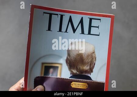Main tenant un numéro de 2016 du MAGAZINE TIME avec le président Trump sur la couverture. Banque D'Images