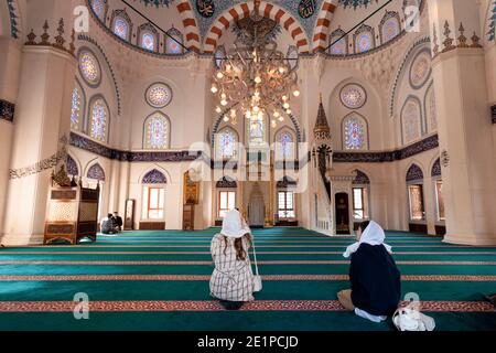 Yoyogi Uehara, Japon. 08 mars 2019. Les femmes japonaises couvrent leur tête lorsqu'elles visitent la mosquée Tokyo Camii à Yoyogi Uehara. La mosquée Tokyo Camii est la plus grande mosquée du Japon où les estimations font actuellement passer la population immigrante et indigène des musulmans aux alentours de 130,000. Crédit : SOPA Images Limited/Alamy Live News Banque D'Images