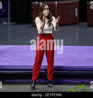 Bâton Rouge, LA, États-Unis. 8 janvier 2021. Jordyn Wieber, entraîneure en chef de l'Arkansas, se réjouit alors qu'une de ses filles se livre sur le faisceau d'équilibre lors de l'action de gymnastique de la NCAA entre les Razorbacks de l'Arkansas et les Tigers de la LSU au centre d'assemblage Pete Maravich à Baton Rouge, EN LOUISIANE. Jonathan Mailhes/CSM/Alamy Live News Banque D'Images