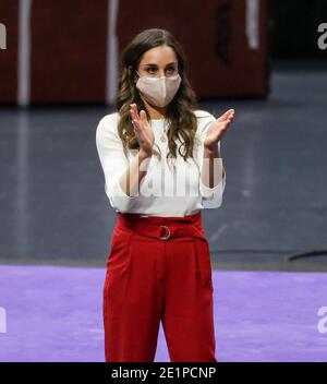 Bâton Rouge, LA, États-Unis. 8 janvier 2021. Jordyn Wieber, entraîneure en chef de l'Arkansas, se réjouit alors qu'une de ses filles se livre sur le faisceau d'équilibre lors de l'action de gymnastique de la NCAA entre les Razorbacks de l'Arkansas et les Tigers de la LSU au centre d'assemblage Pete Maravich à Baton Rouge, EN LOUISIANE. Jonathan Mailhes/CSM/Alamy Live News Banque D'Images
